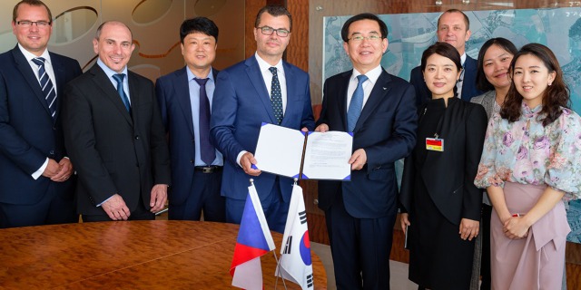 V úterý 22. května 2018 byla podepsána mezinárodní spolupráce mezi Letištěm Praha a společností Incheon International Airport Corporation (IIAC), která provozuje hlavní mezinárodní letiště v jihokorejském Inčchonu (Incheon International Airport) nedaleko Soulu.
