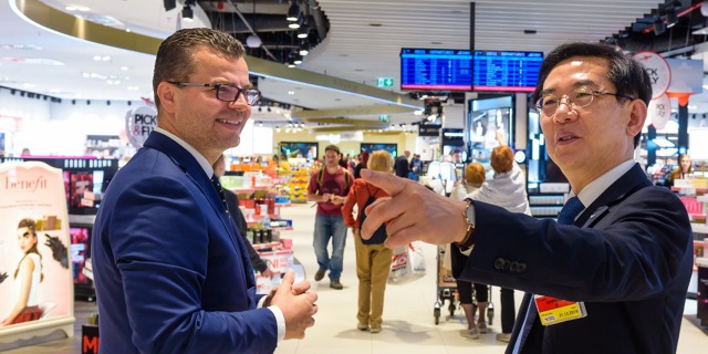 předseda představenstva Letiště Praha Václav Řehoř ukazuje pražské letiště šéfovi korejského Mezinárodního letiště Inčchon, Dr. Il-Young Chungovi