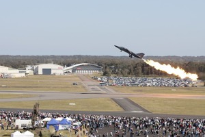 Ukončení provozu F-111 v RAAF. Tradiční ukázka Dump Burn, kdy je malé množství paliva vstřikováno do horkých plynů za letounem.