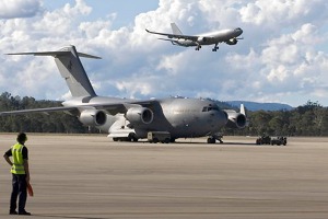 C-17 Globemaster III, v pozadí Airbus KC-30A.