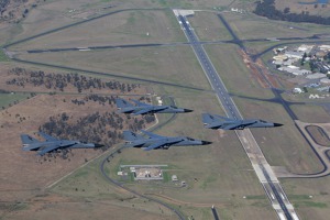 Roj F-111 Královského australského letectva nad RAAF Amberley, stroje č. A8-112, A8-132, A8-144 a A8-145.