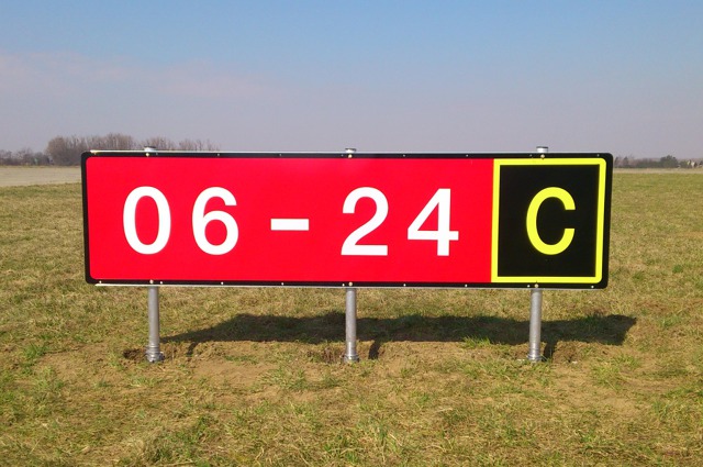 Příkazový znak - označení RWY 06-24 na letišti v Přerově.