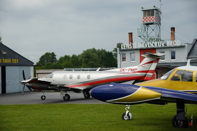 Pilatus PC-12 47E OK-PMP na stojánce LKHB.