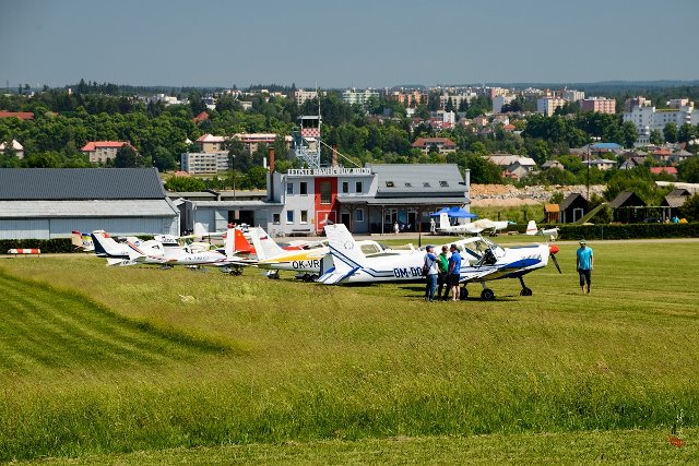 Symbioza - letiště Havlíčkův Brod s panoramatem města za sebou. 