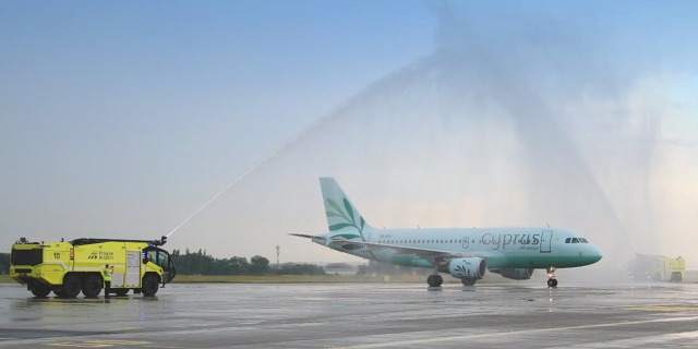 Vodní slavobrána pro Airbus A319 kyperské společnosti Cyprus Airways při příjezdu na stojánku při inauguračním letu linky Larnaka - Praha. Foto: Letiště Praha