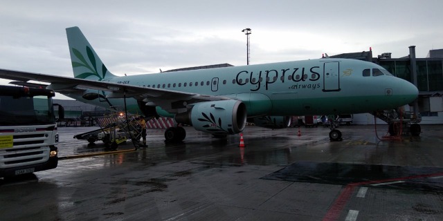 Airbus A319 kyperské společnosti Cyprus Airways na stojánce při inauguračním letu linky Larnaka - Praha. Foto: Jan Dvořák, FR