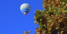 Balóny na modré obloze lákají ke zvednutí hlavy každého. Ještě lepší je ale pohled z balónu dolů. Balóny na modré obloze lákají ke zvednutí hlavy každého. Ještě lepší je ale pohled z balónu dolů.
