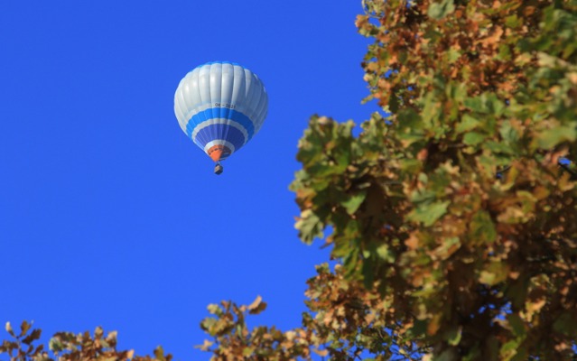 Balóny na modré obloze lákají ke zvednutí hlavy každého. Ještě lepší je ale pohled z balónu dolů. 