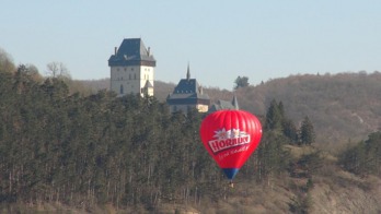 Balón Jana Smrčky před Karlštejnem. 