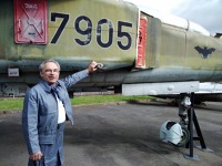 Ján Skladányi a MiG-23U ve kbelském leteckém muzeu. Ján Skladányi a MiG-23U ve kbelském leteckém muzeu.