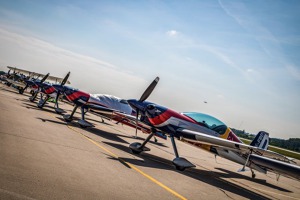 Stojánka letounů akrobatických ExtermeAir XA-42 skupiny Flying Bulls Aerobatic Team. Foto: Lukáš Trtílek