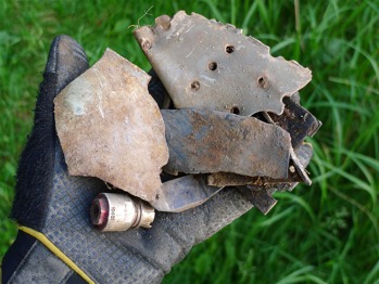 Tyto úlomky na místě nehody našel ještě v roce 2017 Pavel Krejčí z Letecké badatelny. Zdroj: Letecká badatelna