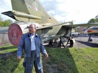 Ján Skladányi a MiG-23U ve kbelském leteckém muzeu. Ján Skladányi a MiG-23U ve kbelském leteckém muzeu.
