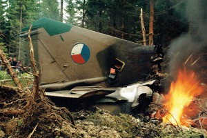 Fotografie z místa nehody 19. května 1998. Kýlová plocha s již vyjmutým zapisovačem. Zdroj: Letecká badatelna