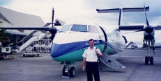 Miroslav Srnec před Dash 8 v Malajsii. Foto: Archiv M. Srnce Miroslav Srnec před Dash 8 v Malajsii. Foto: Archiv M. Srnce