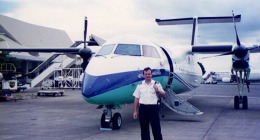 Miroslav Srnec před Dash 8 v Malajsii. Foto: Archiv M. Srnce