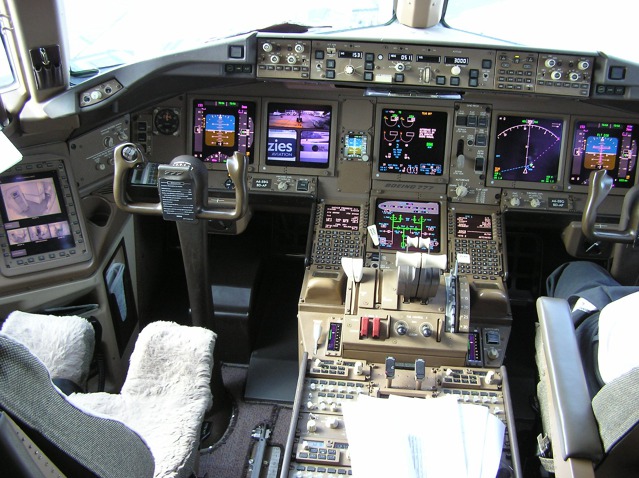 Kokpit jedné z prvních B777-300ER dodané Emirates. Foto: Archiv M. Srnce