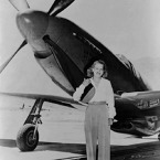 Jackie Cochran se svým rekordním P-51B Mustang, NX23888.