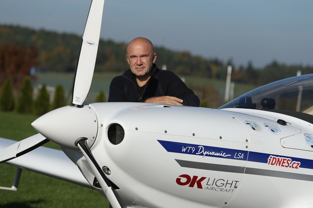 Jiří Pruša u expedičního letounu Dynamic WT-9 registrace OK-LEX