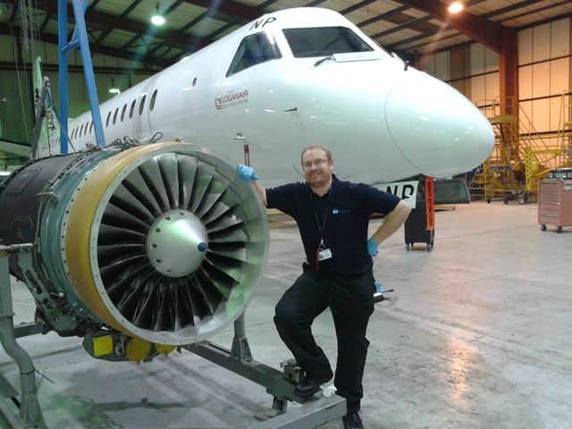 Výměna motoru na letounu Embraer 145 ve Skotsku (2014).