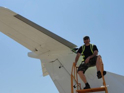 Výměna čepů uložení horizontálního stabilizátoru nařízená výrobcem po uzemnění všech letadel typu Phenom 100 z důvodu nálezů deformací na několika letadlech daného typu. Riga,Lotyšsko,srpen 2014