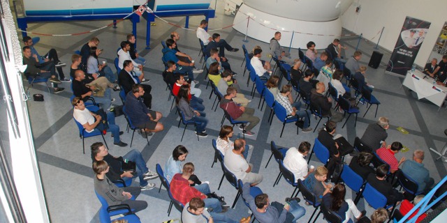 Osm desítek návštěvníků Open day vyslechlo v auditoriu podrobné informace k výcvikovému programu MPL. Foto: CATC