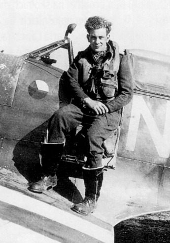 Letiště Appledram, 1944. Otto Smik jako pilot 310. čs. stíhací peruti za invaze ve svém Spitfiru LF.Mk.IXC MJ291 (NN-N).