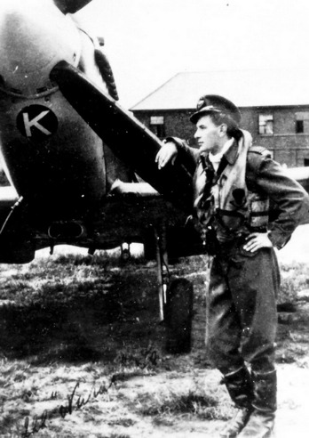 Otto Smik již jako velice úspěšný pilot 222. stíhací peruti u svého Spitfiru F.Mk.IXC s kódovými písmeny ZD-K (pravděpodobně jde o jeho osobní stroj výrobního čísla MH423).
