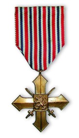 Československý válečný kříž 1939. Otto Smik ho obdržel celkem pětkrát.