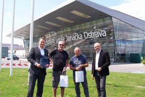 Předání pamětních listů GŘ Ostrava Airport Jaromíru Radkovskému (vpravo) a OŘ Stanislavu Bujnovskému (vlevo). Posádka OK-LEX uprostřed.