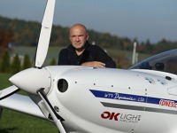Jiří Pruša u expedičního letounu Dynamic WT-9 registrace OK-LEX. Jiří Pruša u expedičního letounu Dynamic WT-9 registrace OK-LEX.
