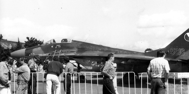 MiG-29 (5616) na letiští ve Kbelích v roce 1992. Foto: Michal Louč