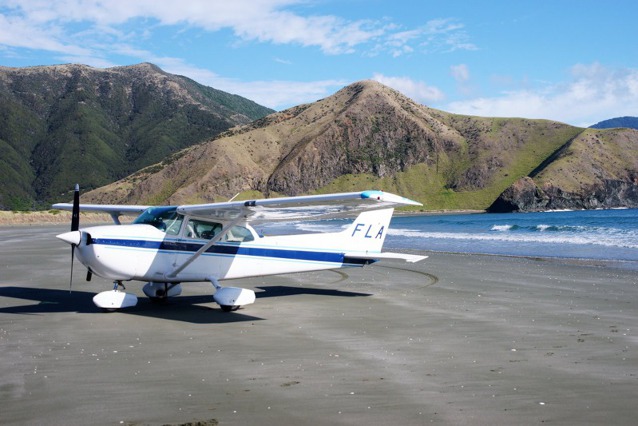 Cessna 172 Jiřího Pruši po přistání na pláži v oblasti Marlborough Sounds na Novém Zélandě. 