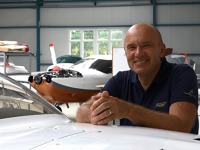 Jiří Pruša u expedičního letounu Dynamic WT-9 registrace OK-LEX. Foto: Jindřich Ilem, Flying Revue Jiří Pruša u expedičního letounu Dynamic WT-9 registrace OK-LEX. Foto: Jindřich Ilem, Flying Revue