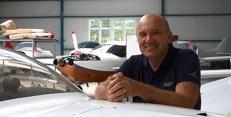 Jiří Pruša u expedičního letounu Dynamic WT-9 registrace OK-LEX. Foto: Jindřich Ilem, Flying Revue Jiří Pruša u expedičního letounu Dynamic WT-9 registrace OK-LEX. Foto: Jindřich Ilem, Flying Revue