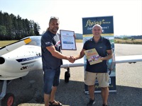 Luboš Rafaj z Agentury Dobrý den Pelhřimov předává Jiřímu Prušovi certifikát potvrzující dosažení přistání na 500 různých letištích světa. Luboš Rafaj z Agentury Dobrý den Pelhřimov předává Jiřímu Prušovi certifikát potvrzující dosažení přistání na 500 různých letištích světa.