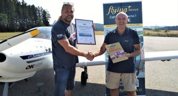 Luboš Rafaj z Agentury Dobrý den Pelhřimov předává Jiřímu Prušovi certifikát potvrzující dosažení přistání na 500 různých letištích světa. 