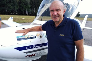 Jiří Pruša u OK-LEX krátce po nalepení samolepky s uvedením výkonu dosažení 500 letišť.