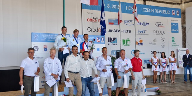 Vítězové Open Class: 1. Michael Sommer (Něm.), 2. Filip Levin (Něm.), 3. Petr Tichý (Čes.). MS v bezmotorovém létání 2018, Hosín. Zdroj: www.wgc2018.cz