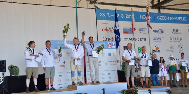 Třída 20m: 1. Sebastian Kawa+Christoph Matkowski (Pol.), 2. Steve Jones+Garry Coppin (Vel. Brit.), 3. Antti Lehto+Juha Sorri (Fin.). MS v bezmotorovém létání 2018, Hosín. Zdroj: www.wgc2018.cz