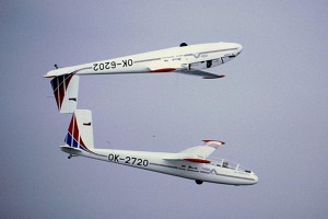 Zrcadlová akrobacie na Blanících je vrcholným kouskem Alexandra Kubovce a Františka Bartoně. Foto: Flying Revue