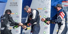 Martin Šonka spolu s Michaelem Goulianem a Kirby Chambilssem slaví na podiu kazaňský triumf. Martin Šonka spolu s Michaelem Goulianem a Kirby Chambilssem slaví na podiu kazaňský triumf.