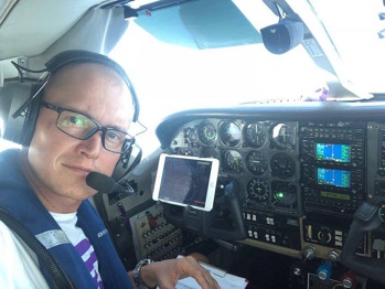Roman Kramařík v kokpitu Cessny 210N OK-TGM za letu nad Tichým oceánem.