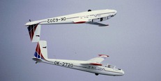 Zrcadlová akrobacie na Blanících je vrcholným kouskem Alexandra Kubovce a Františka Bartoně. Foto: Flying Revue Zrcadlová akrobacie na Blanících je vrcholným kouskem Alexandra Kubovce a Františka Bartoně. Foto: Flying Revue