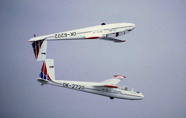 Zrcadlová akrobacie na Blanících je vrcholným kouskem Alexandra Kubovce a Františka Bartoně. Foto: Flying Revue