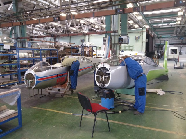 Finální montáž při přestavbě Blaníků v Blaník Aircraft CZ. Foto: Jan Dvořák