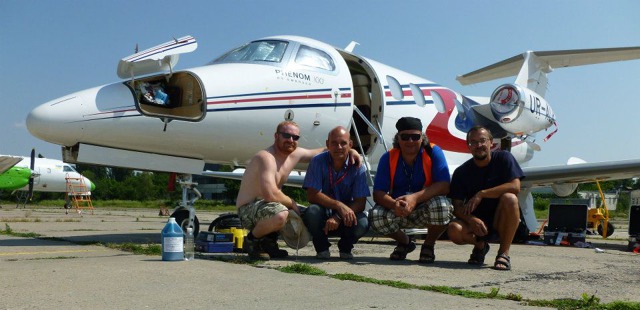 Příprava letounu Phenom 100 na let ve spolupráci s místními techniky po vyřešení závady. Oděsa, Ukrajina, červenec 2012.