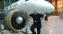 Výměna motoru na letounu Embraer 145 ve Skotsku (2014).