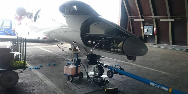 Výměna hydraulického čerpadla na letadle Phenom 100, Ostrava-Mošnov (2016).