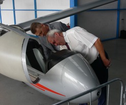 Ředitel BA CZ Václav Křížek nahlíží do kabiny prvního L-23 Super Blaník vyrobeného v novém závodě Blaník Aircraft CZ v Letňanech. Foto: Michal Beran